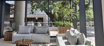 Moderno 1BR con balcón en zona prime · A pasos del Shopping del Sol