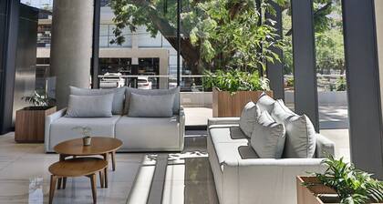 Moderno 1BR con balcón en zona prime · A pasos del Shopping del Sol