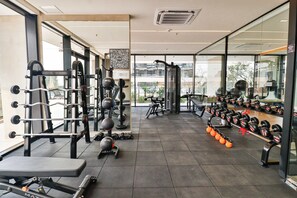 A gym with weightlifting equipment, treadmills, and dumbbells. - Modern 1BR Suite Apartment in Prime Location (Asunción)