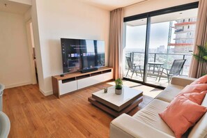TV, offices - Modern 1BR Suite Apartment in Prime Location (Asunción)