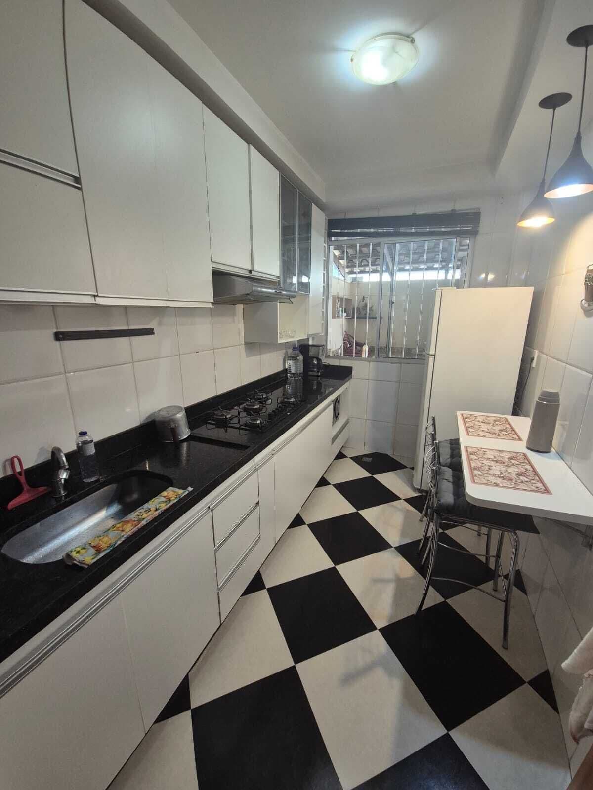 Geladeira grande, micro-ondas, fogão, cooktop