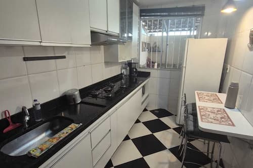 Geladeira grande, micro-ondas, fogão, cooktop