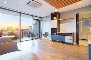 Ein moderner Arbeitsraum mit großer Glasschrankwand, Holzboden und zeitgemäßer Möbel.