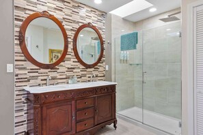 Shower, hair dryer, towels - Five Kings Retreat - 5 BD 3 BTH Mountain Home (Asheville)