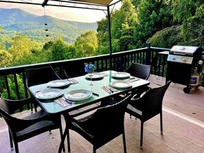 Outdoor dining - Five Kings Retreat - 5 BD 3 BTH Mountain Home (Asheville)