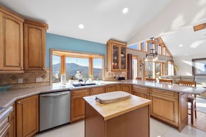 Interior - Five Kings Retreat - 5 BD 3 BTH Mountain Home (Asheville)