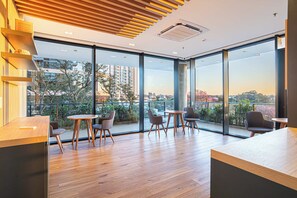 A modern interior with large windows, wooden flooring, and contemporary furniture. - A luxury space 1BR Apartment Suite designed to make you feel at home (Asunción)