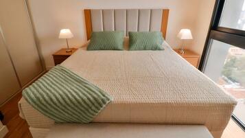 Een bureau, een strijkplank/strijkijzer, wifi, beddengoed