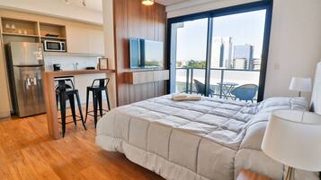 Escritorio, tabla de planchar con plancha, wifi y ropa de cama