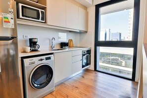 Fridge, microwave, oven, stovetop - Modern 1BR Studio Apartment in Prime Location (Asunción)