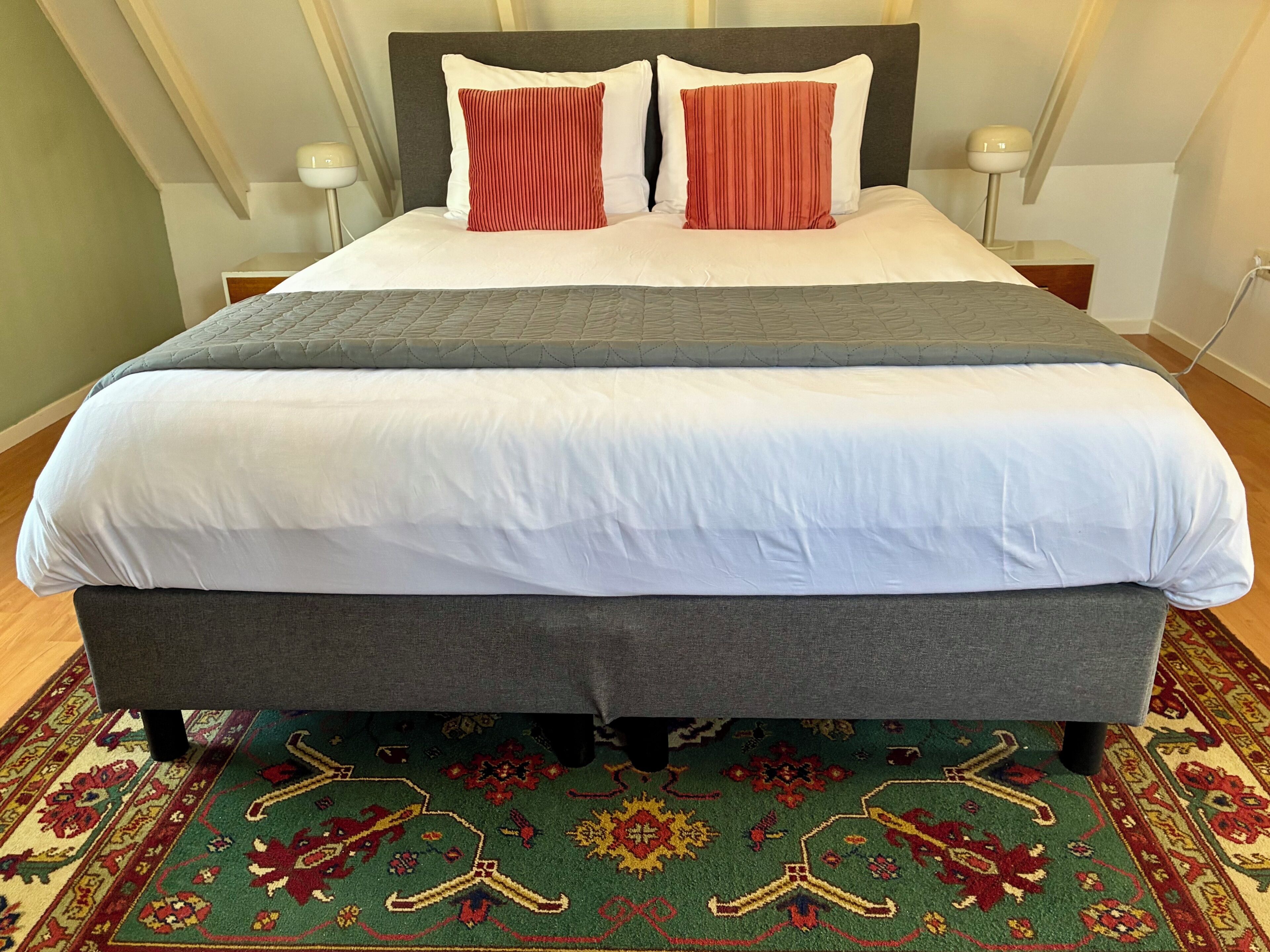 2 bedrooms, travel crib, free WiFi, bed sheets