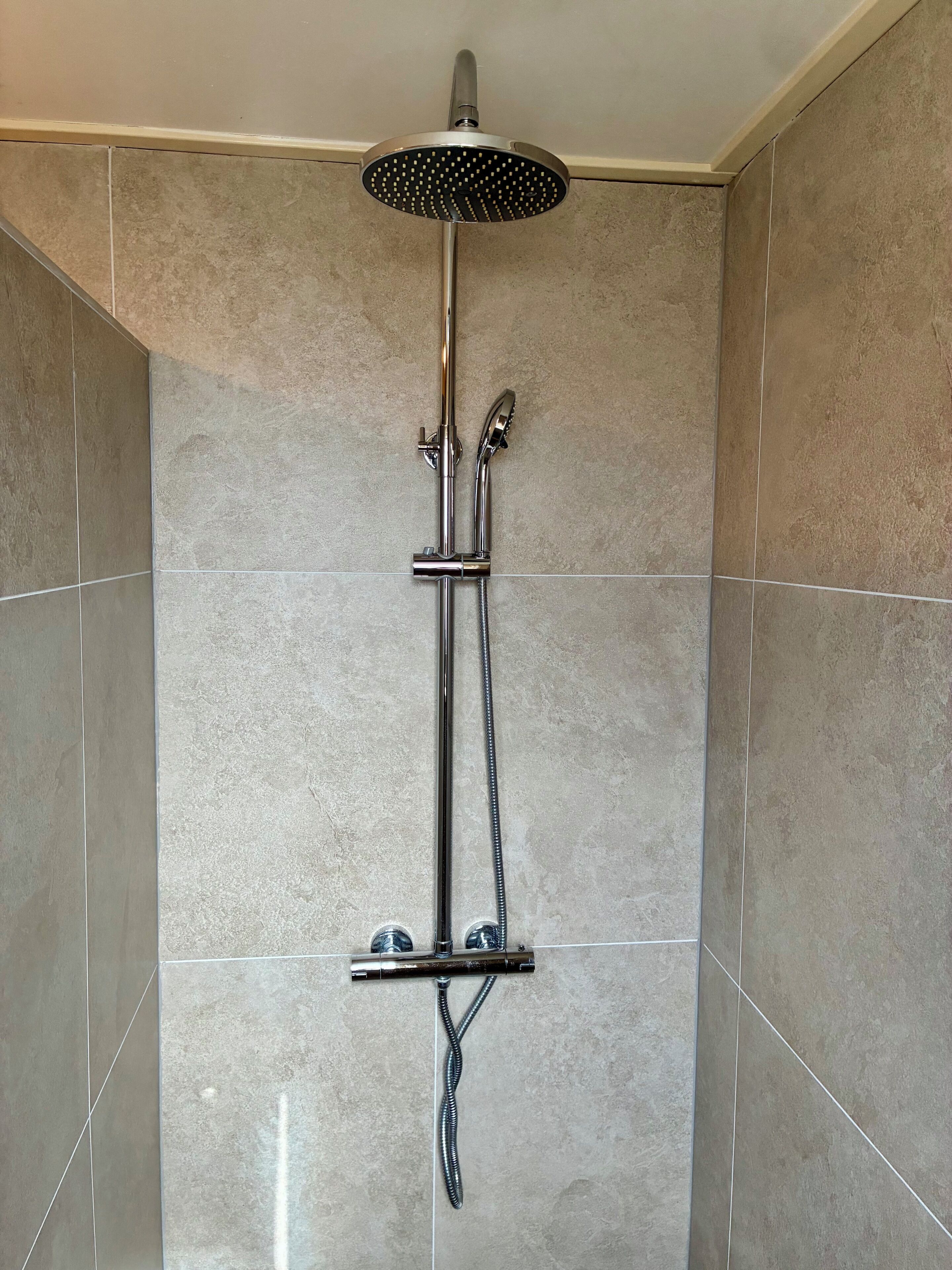 Douche, sèche-cheveux, serviettes fournies, shampoing