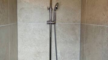 Douche, sĂšche-cheveux, serviettes fournies, shampoing