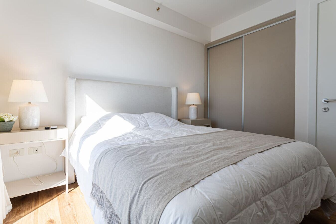 Een bureau, een strijkplank/strijkijzer, wifi, beddengoed