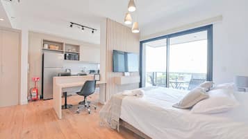 Escritorio, tabla de planchar con plancha, wifi y ropa de cama