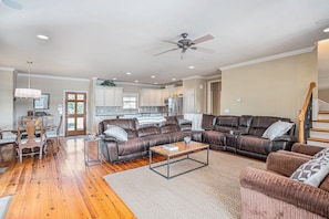 Una televisión, una chimenea