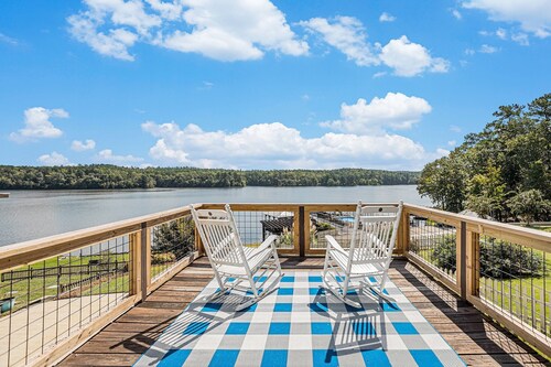 Spacious 7-bedroom water front Lakehouse on lovely Lay Lake