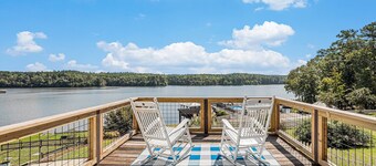 Spacious 7-bedroom water front Lakehouse on lovely Lay Lake