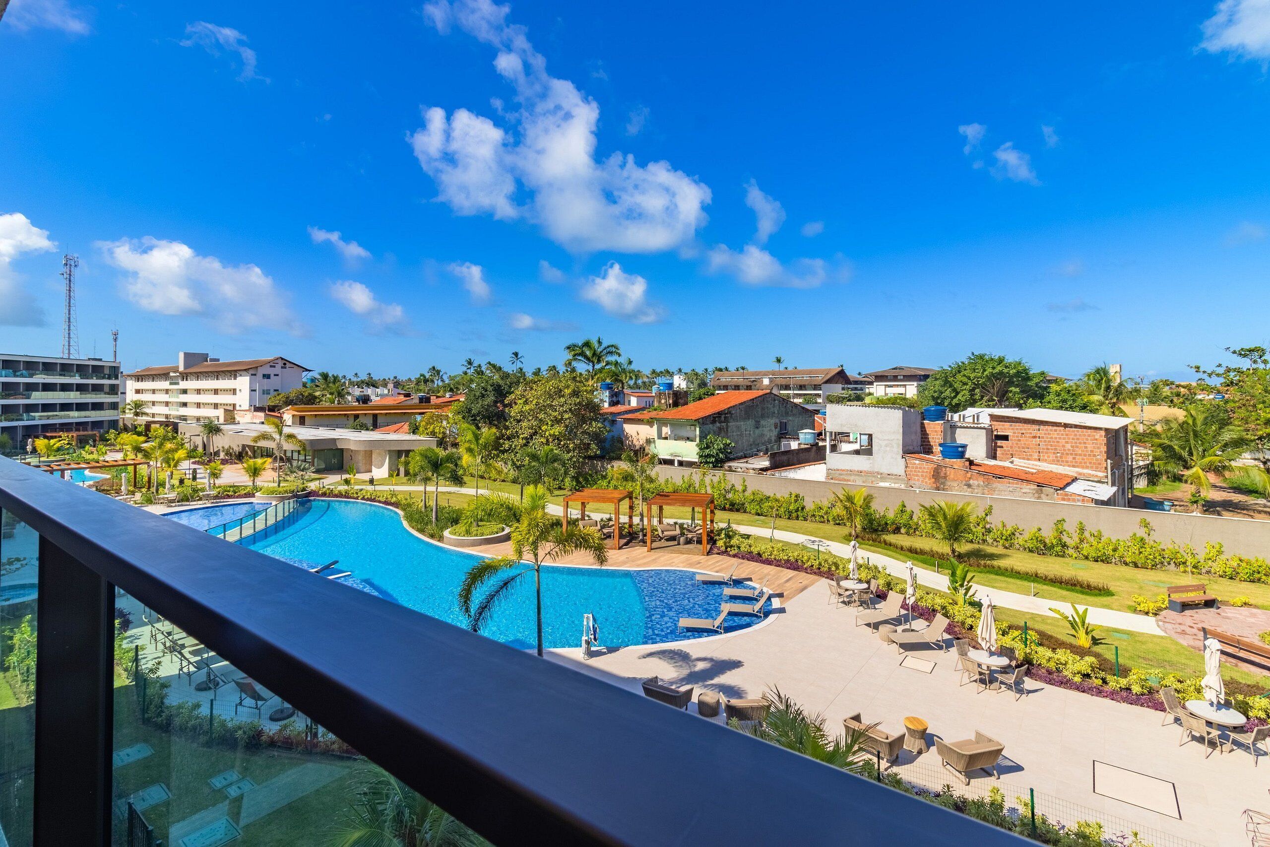 2 albercas techadas, sombrillas en la alberca y camastros 