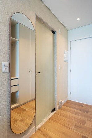 A room with a wardrobe, a mirror, and a door. - Beach Class Summer by Carpediem (Ipojuca)