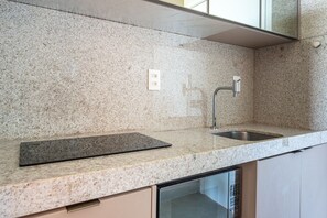 A kitchen with granite countertops, a stainless steel sink, and a built-in dishwasher. - Beach Class Summer by Carpediem (Ipojuca)
