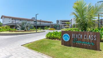 Zona residencial con un cartel que indica 'Beach Class Summerside Residence'.
