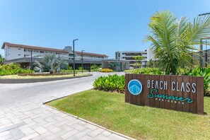 Ein Wohngebiet mit einem Schild für 'Beach Class Summerside Residence'.