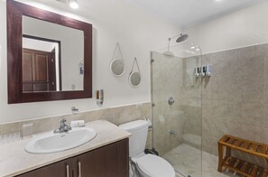 Shower, towels, soap, toilet paper - Oceanfront The Palms 104 by Jaco Vacation (Jaco)