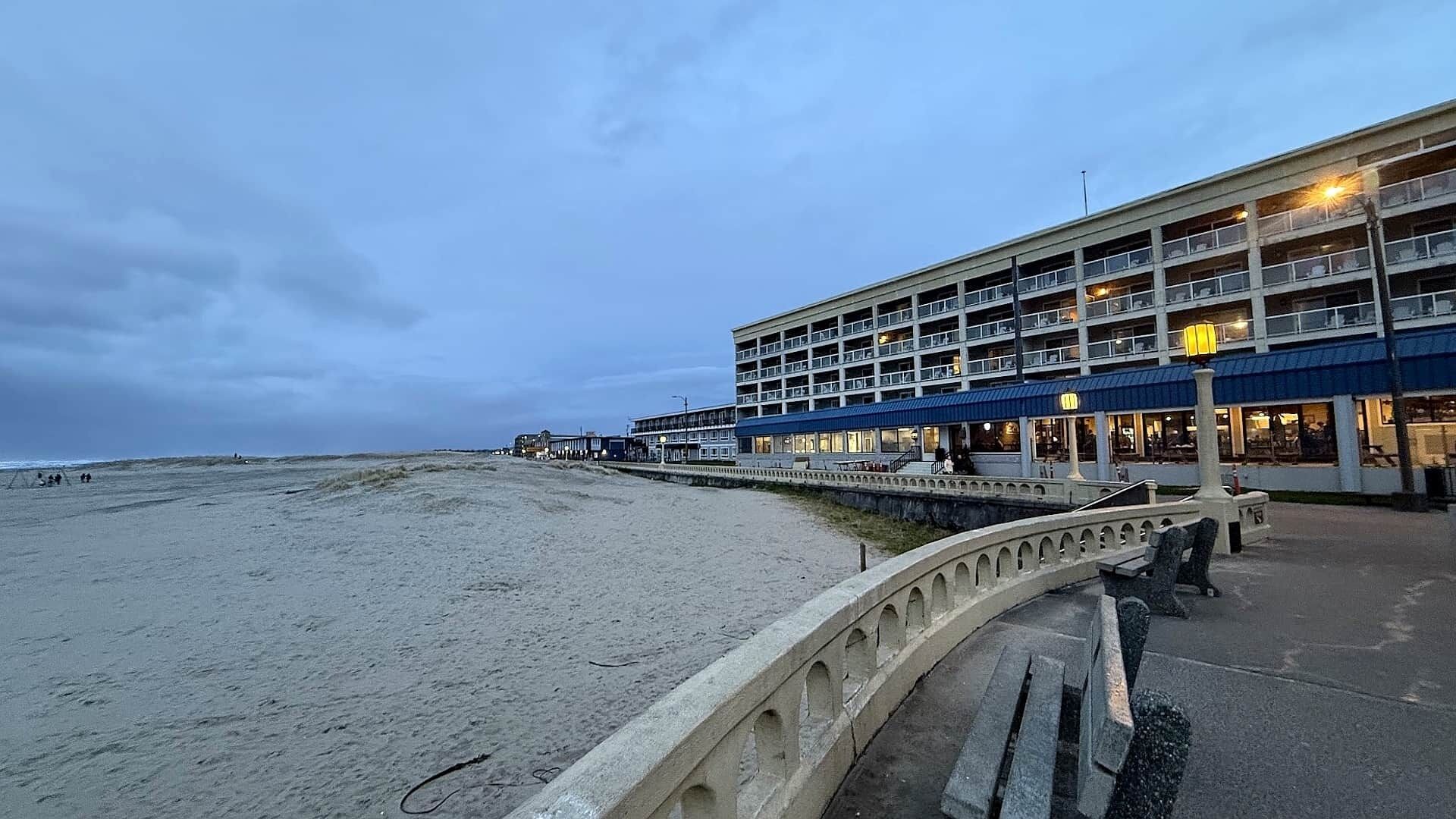Chaises longues, serviettes de plage