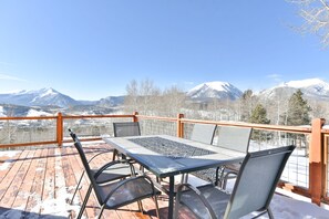 Outdoor dining - Top-of-the-World Mtn Views | Adventure Basecamp (Silverthorne)