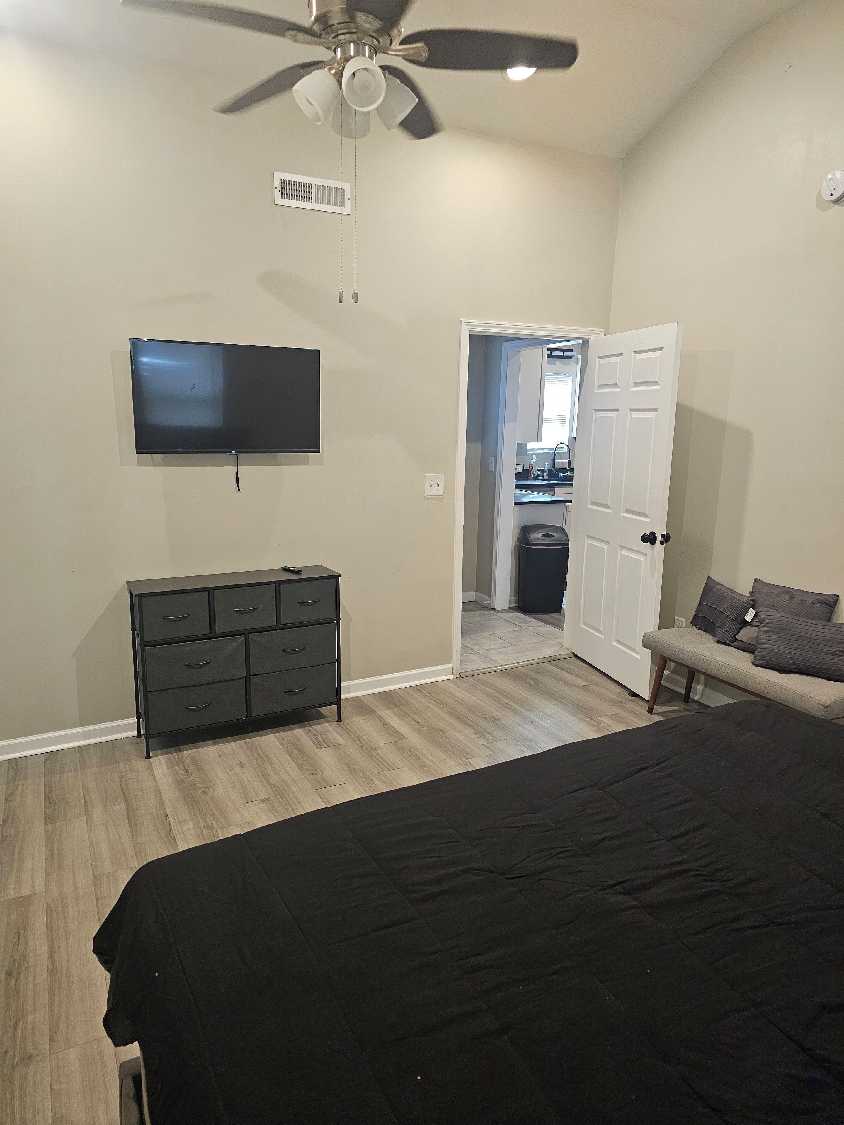 3 bedrooms, iron/ironing board, WiFi (free), bed sheets