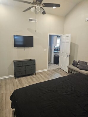 3 bedrooms, iron/ironing board, free WiFi, bed sheets - Lovely Atlanta home  for World Cup and other events at Mercedes-Benz Stadium (Atlanta)