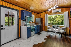 Kylskåp, mikrovågsugn, ugn och spishäll