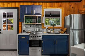 Kylskåp, mikrovågsugn, ugn och spishäll