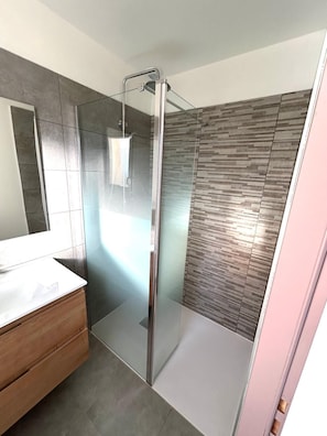 Shower, towels, soap, shampoo