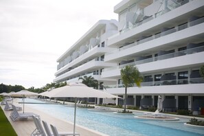 2 piscines extérieures, parasols de plage, chaises longues