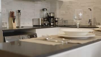 Appartamento Exclusive | Cucina privata | Frigorifero con congelatore, microonde, piano cottura