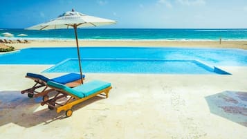 Spiaggia privata, sabbia bianca, cabine (a pagamento), lettini da mare