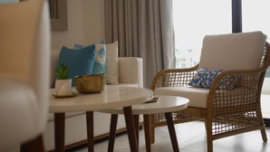 Exclusief appartement | Woonruimte | Een 50-inch ledtelevisie met digitale zenders