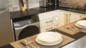 Appartamento Exclusive | Cucina privata | Frigorifero con congelatore, microonde, piano cottura