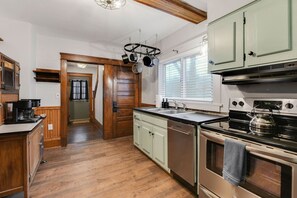 Fridge, microwave, oven, stovetop - Ashtabula Harbor House (Ashtabula)