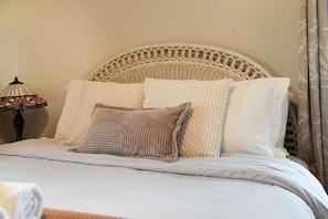 3 bedrooms, desk, WiFi, bed sheets