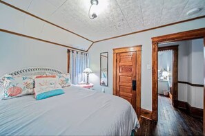 3 bedrooms, desk, WiFi - Ashtabula Harbor House (Ashtabula)