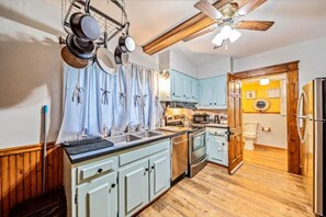 Fridge, microwave, oven, stovetop - Ashtabula Harbor House (Ashtabula)