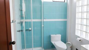 Dusche, Haartrockner, Seife, Toilettenpapier