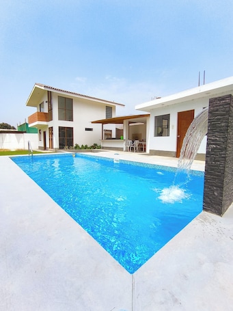 Outdoor pool. Casa Totalmente Privada 4 Habitaciones con Piscina y Cine - Pet Friendly