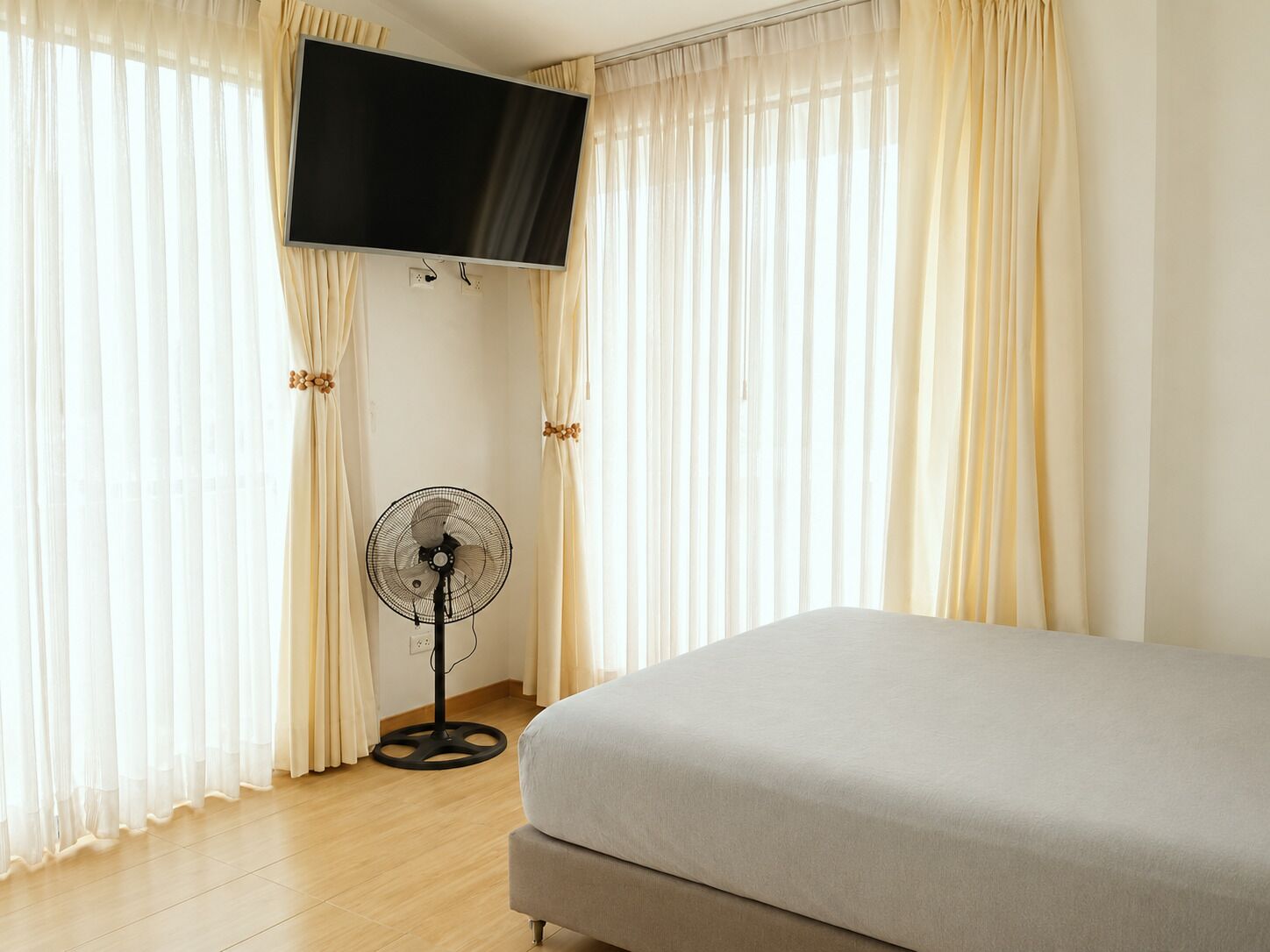 4 bedrooms, travel cot, free WiFi, bed sheets