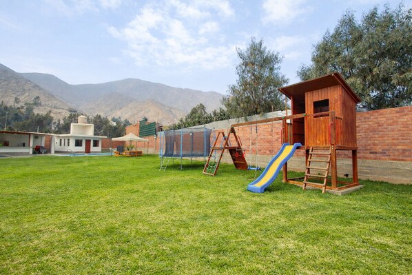 Children’s area - Fully Private 4-Bedroom Country House with Pool and Outdoor Cinema Pet Friendly (Cieneguilla)