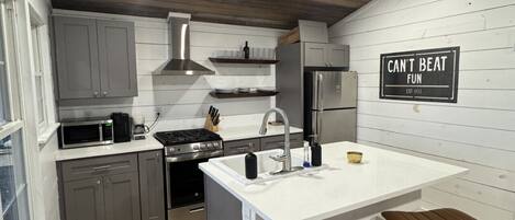 Refrigerador, microondas, horno y lavavajillas