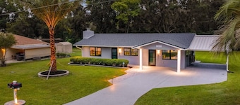 Family-Friendly sleeps 7-Home Close to Fun